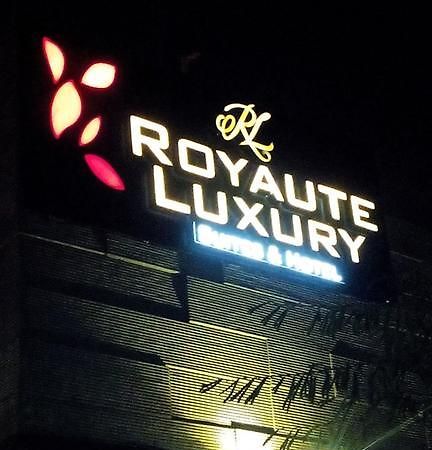 Royaute Luxury Suites And Hotel Gulberg Lahaur Zewnętrze zdjęcie