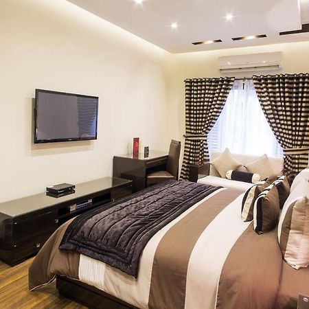 Royaute Luxury Suites And Hotel Gulberg Lahaur Pokój zdjęcie